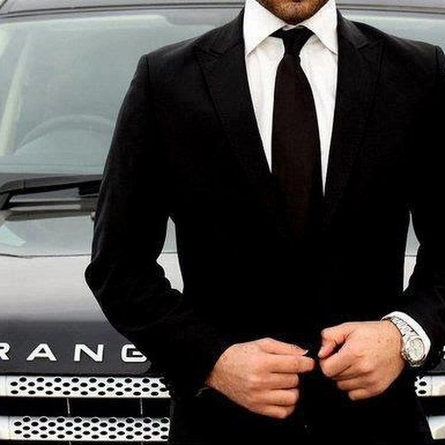 Мужчина в костюме и очках