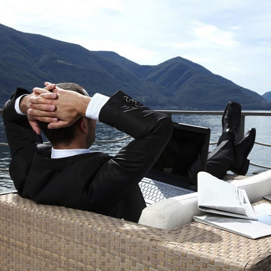 Поправляет галстук