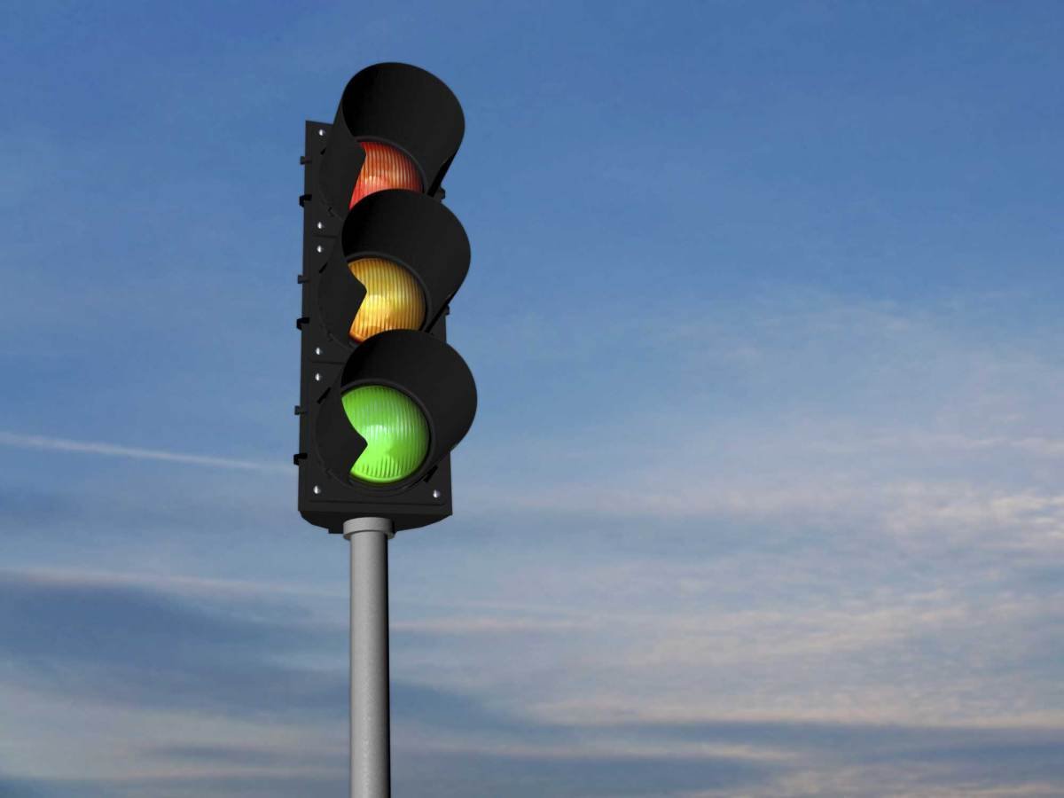 Светофор зеленый цвет на белом фоне