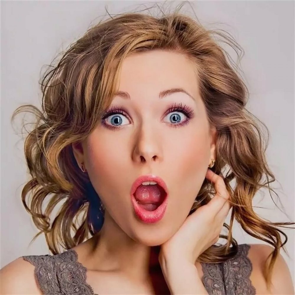 Девушка с открытым ртом