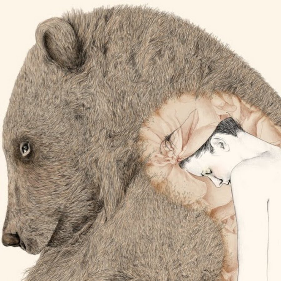 Медвежонок обнимает