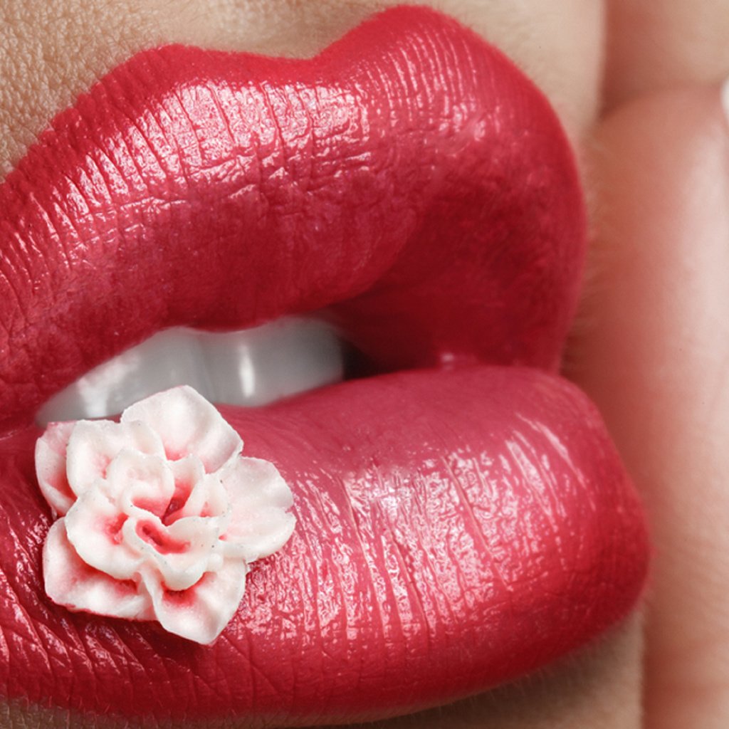 Влажные красные губы