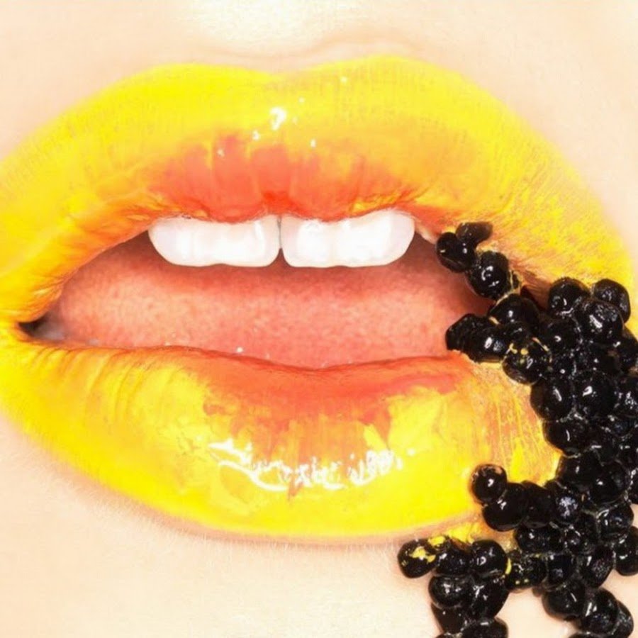 Макияж со стразами на губах