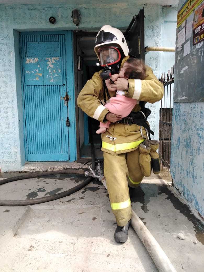 Спасатель вектор на прозрачном фоне