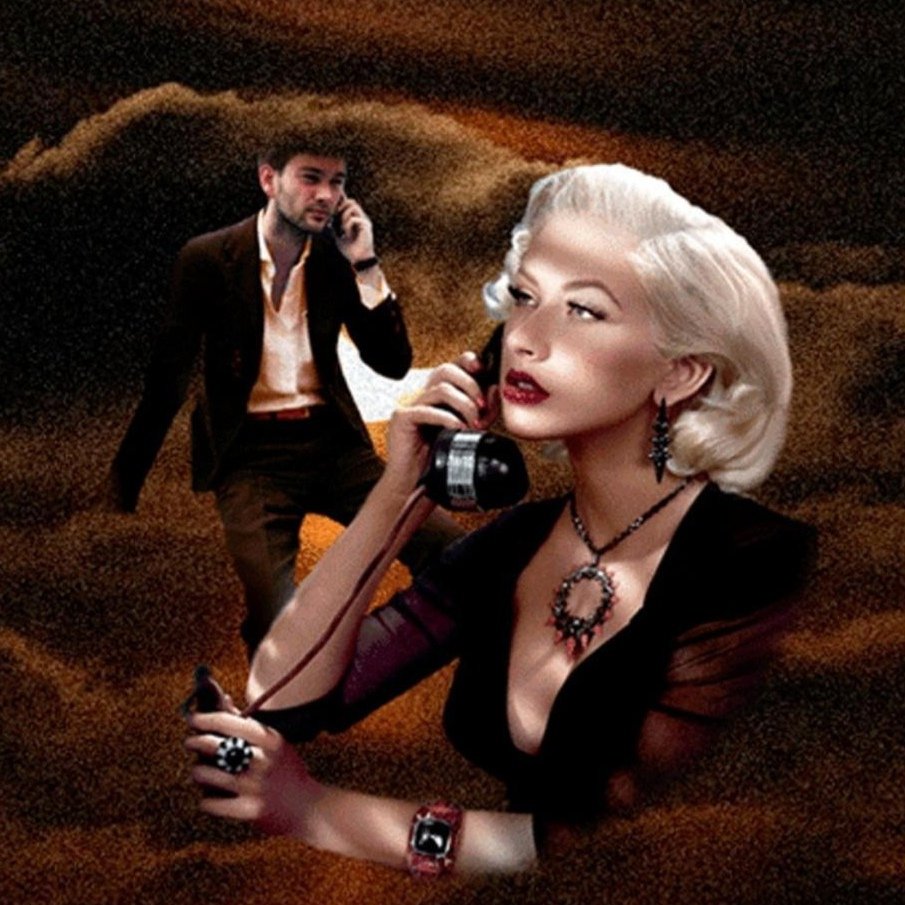 Офисный работник с телефоном