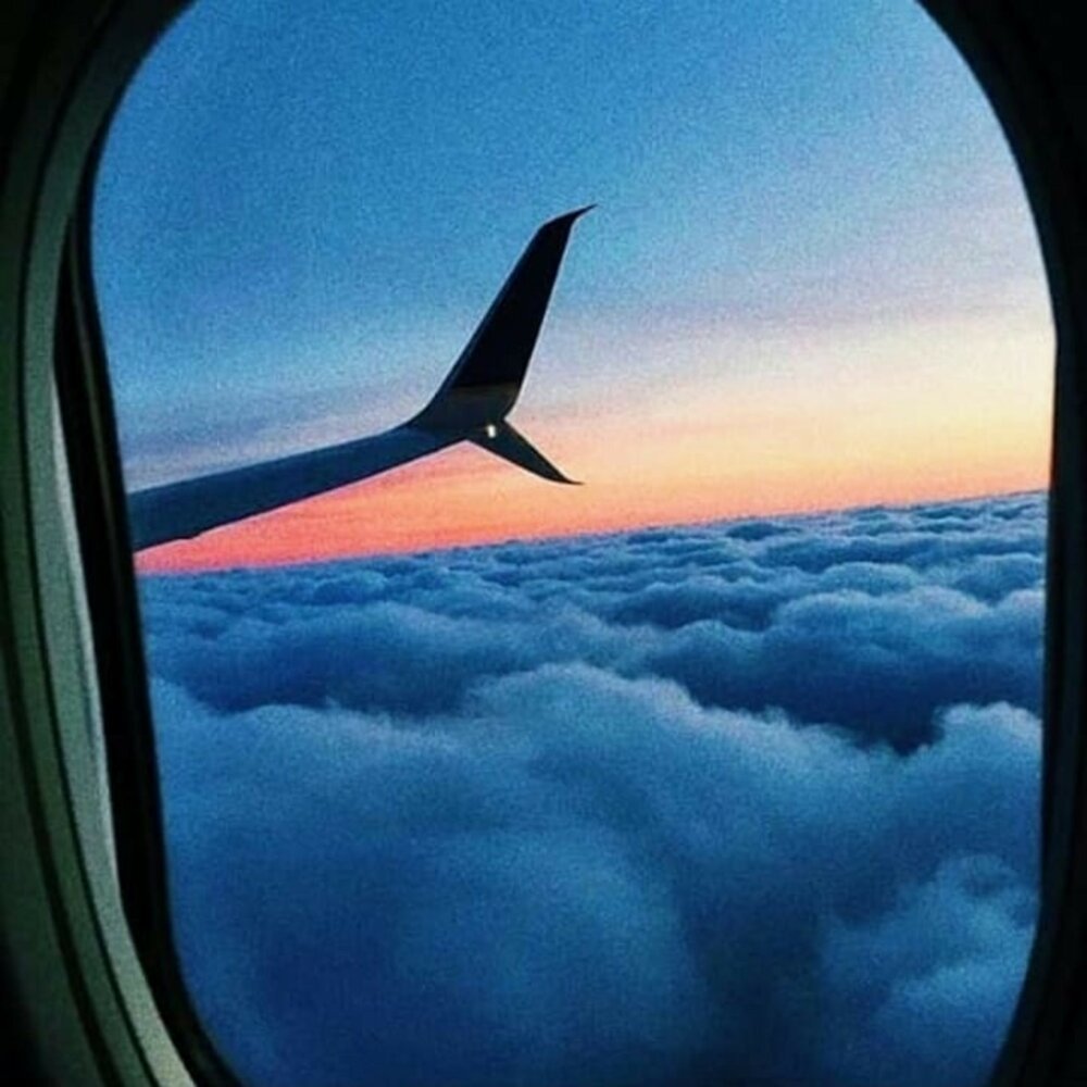 Люди с чемоданами в аэропорту