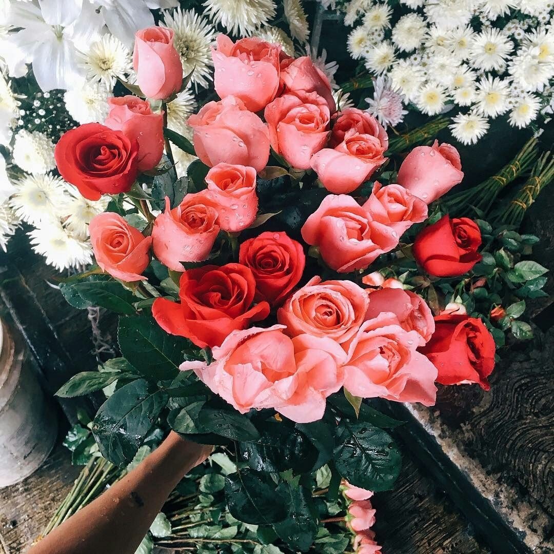 Красивый букет цветов в руках