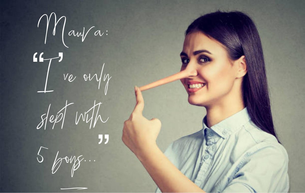 Девушка пудрит нос