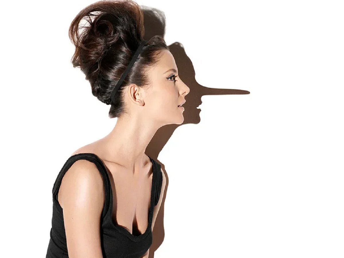 Женщина лжет