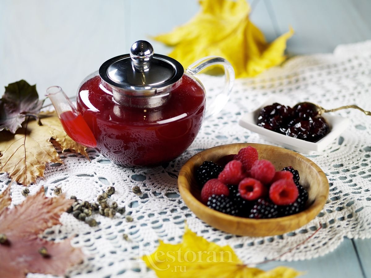 Горячий чай с вареньем