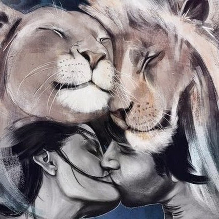 Девушка целует Льва