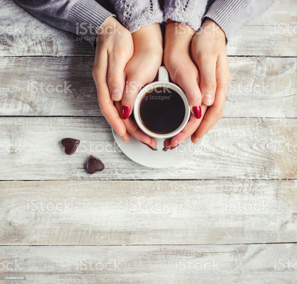 Чашка кофе в руках на двоих