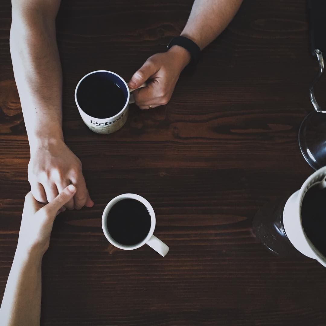 Пара с кофе в руках