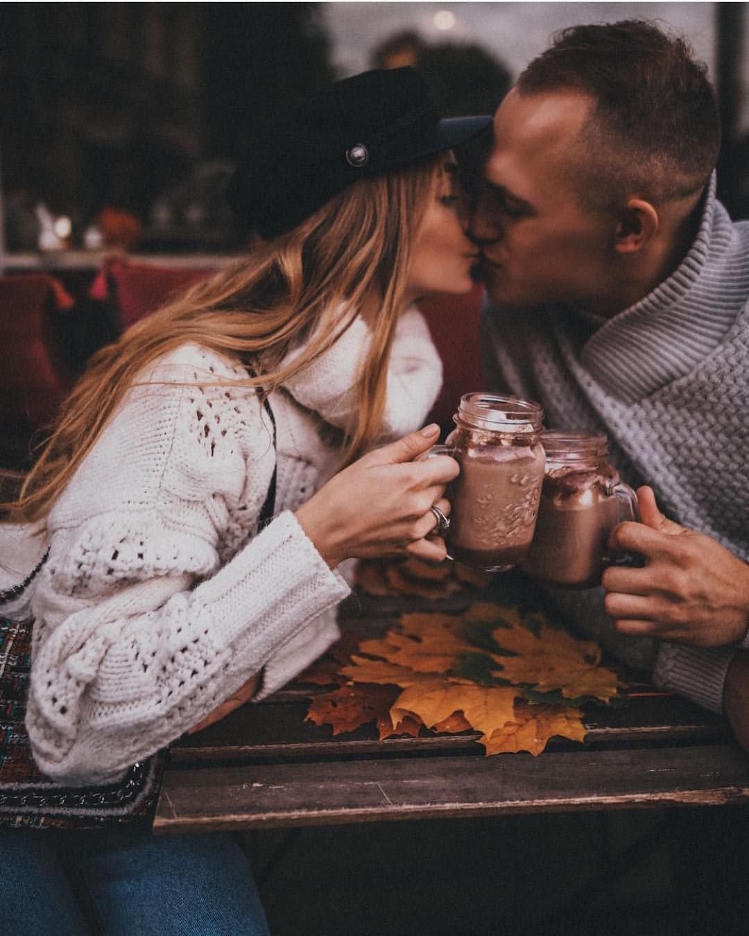 Фотосессия пары в кафе