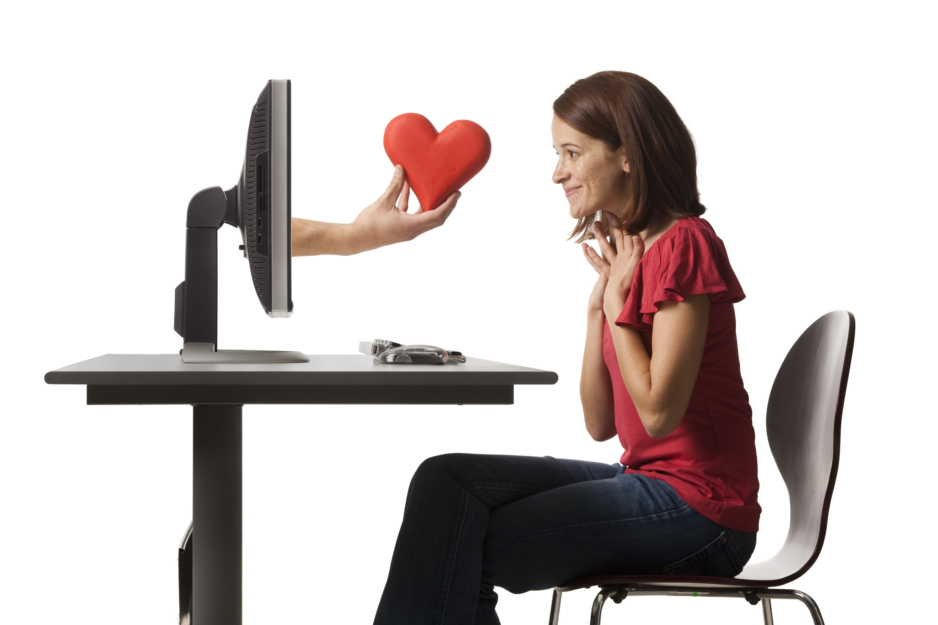 Сижу переписываюсь. Мужчина и женщина в интернете. Интернет любовь. Разговор в интернете. Виртуальное общение.