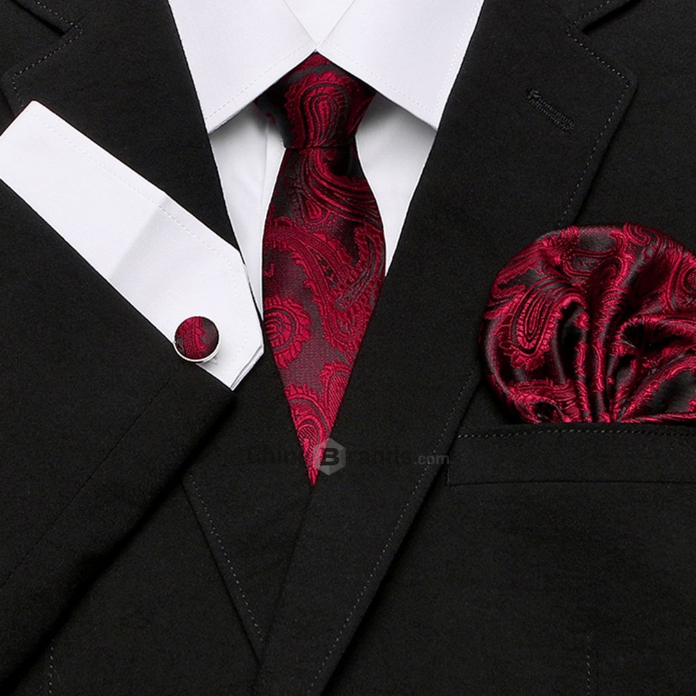 Смокинг с красным галстуком