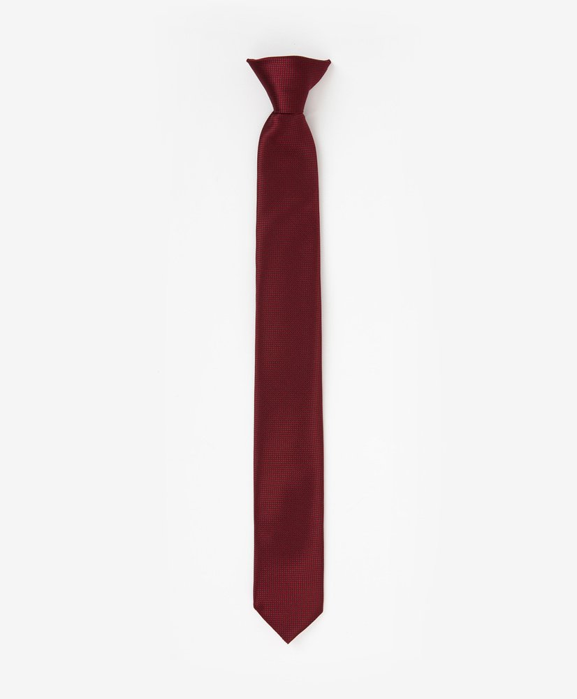 Красный галстук на белом фоне