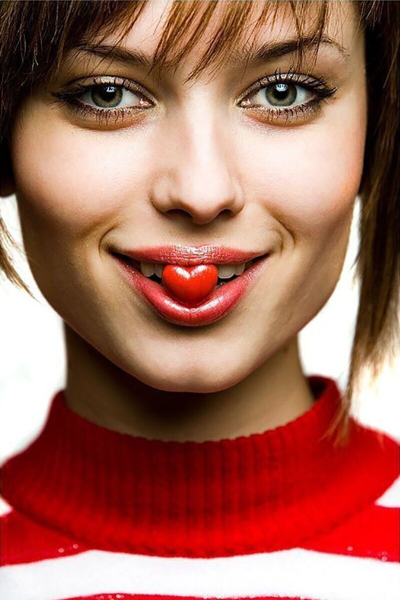 Девушка улыбается