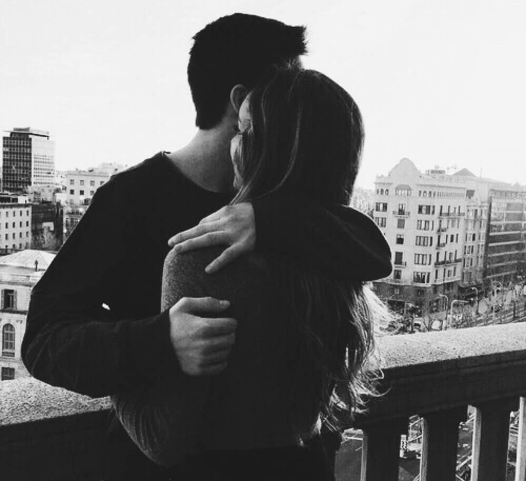 Парень с девушкой в обнимку