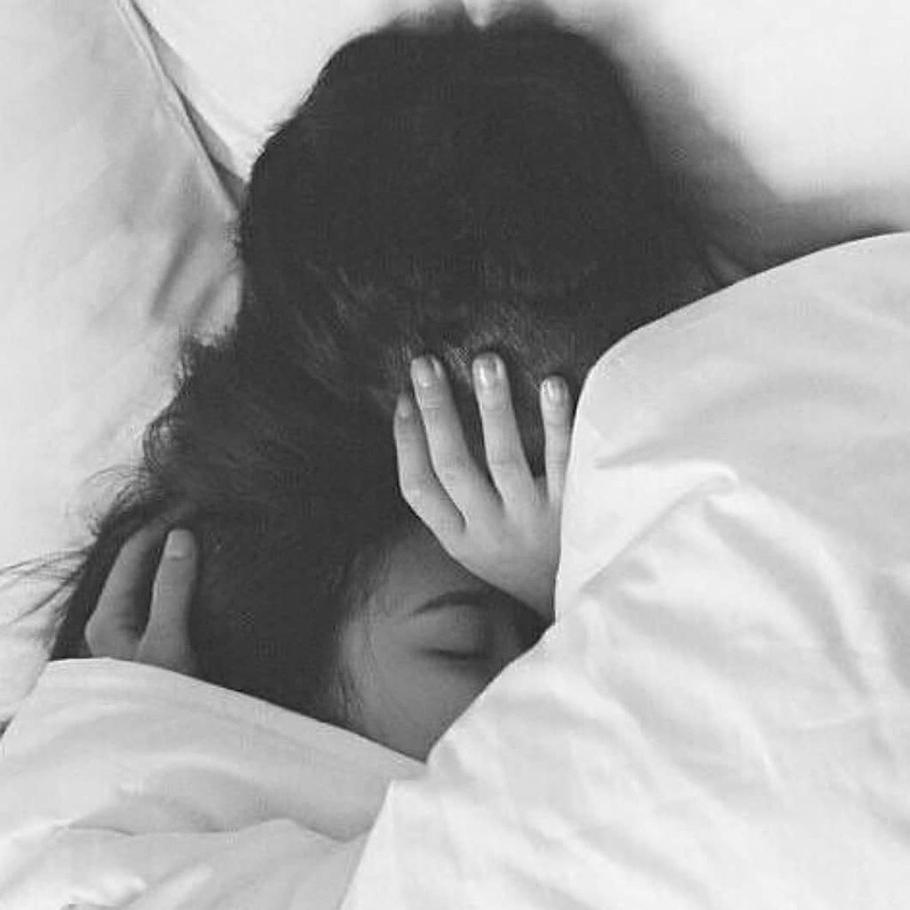 Пара обнимается без лиц