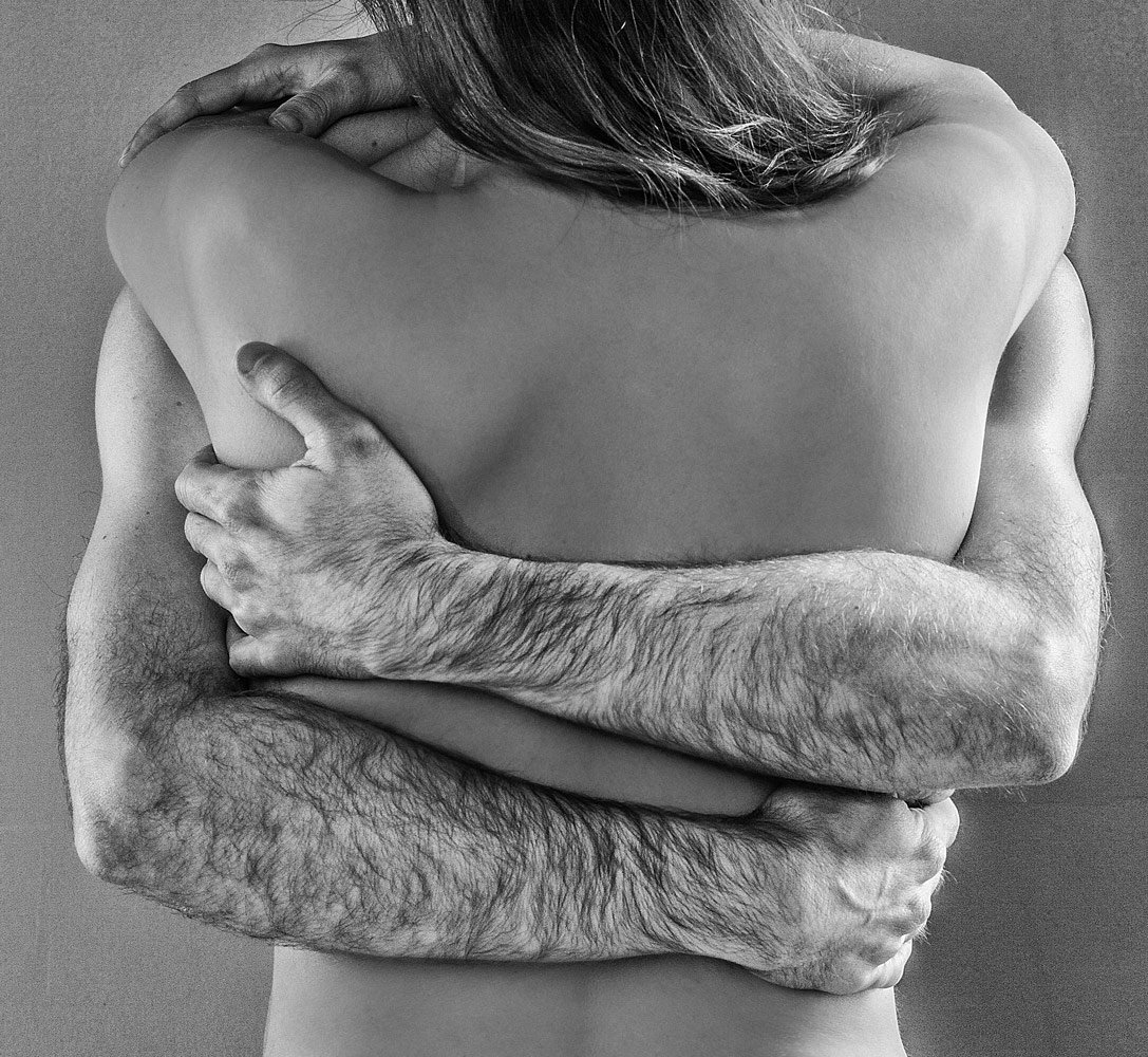 Девушка обнимает руку. Мужские руки обнимают. Обнимает со спины. Объятия руки. Крепкие мужские объятия.