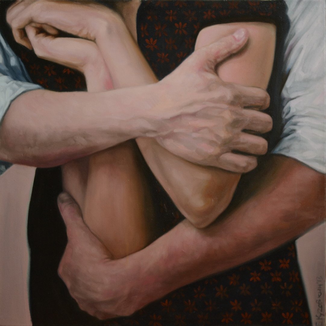 Руки обнимают