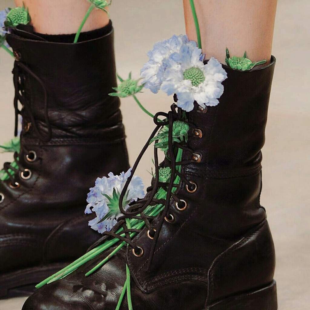 Цветы в черных ботинках