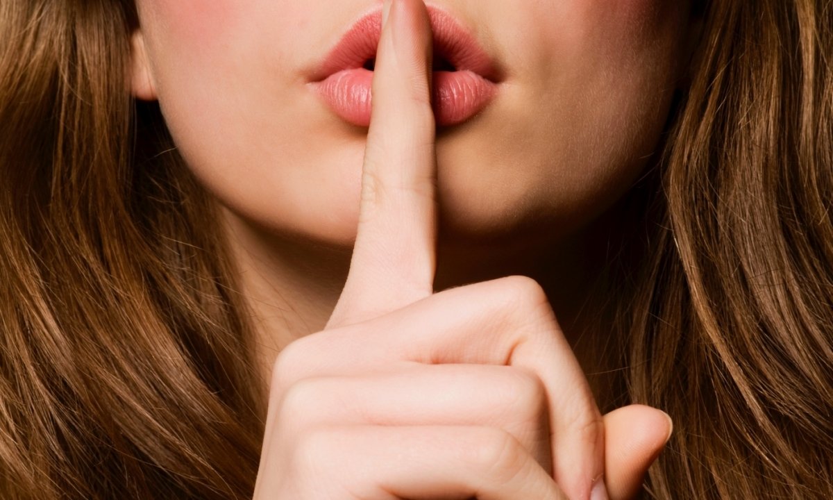 Девушка с пальцем у губ