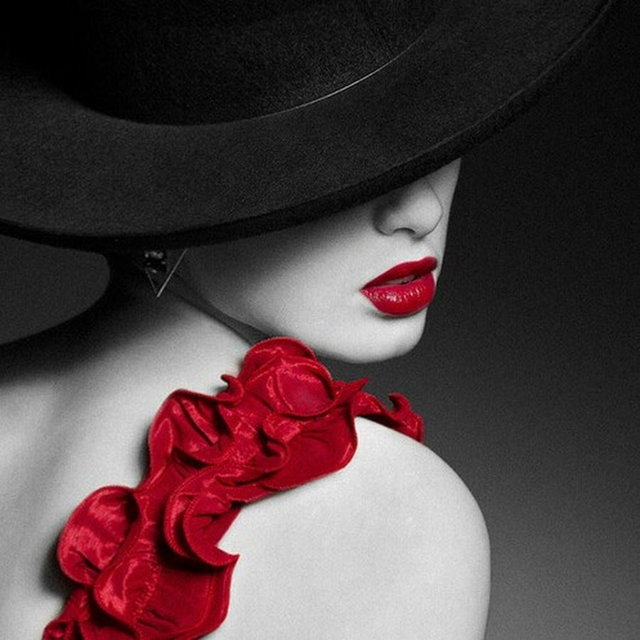 Женщина и черно- красное