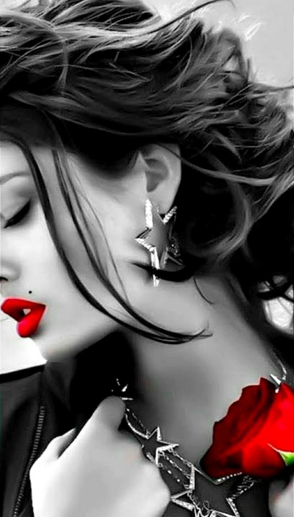 Черно белая девушка с красными губами