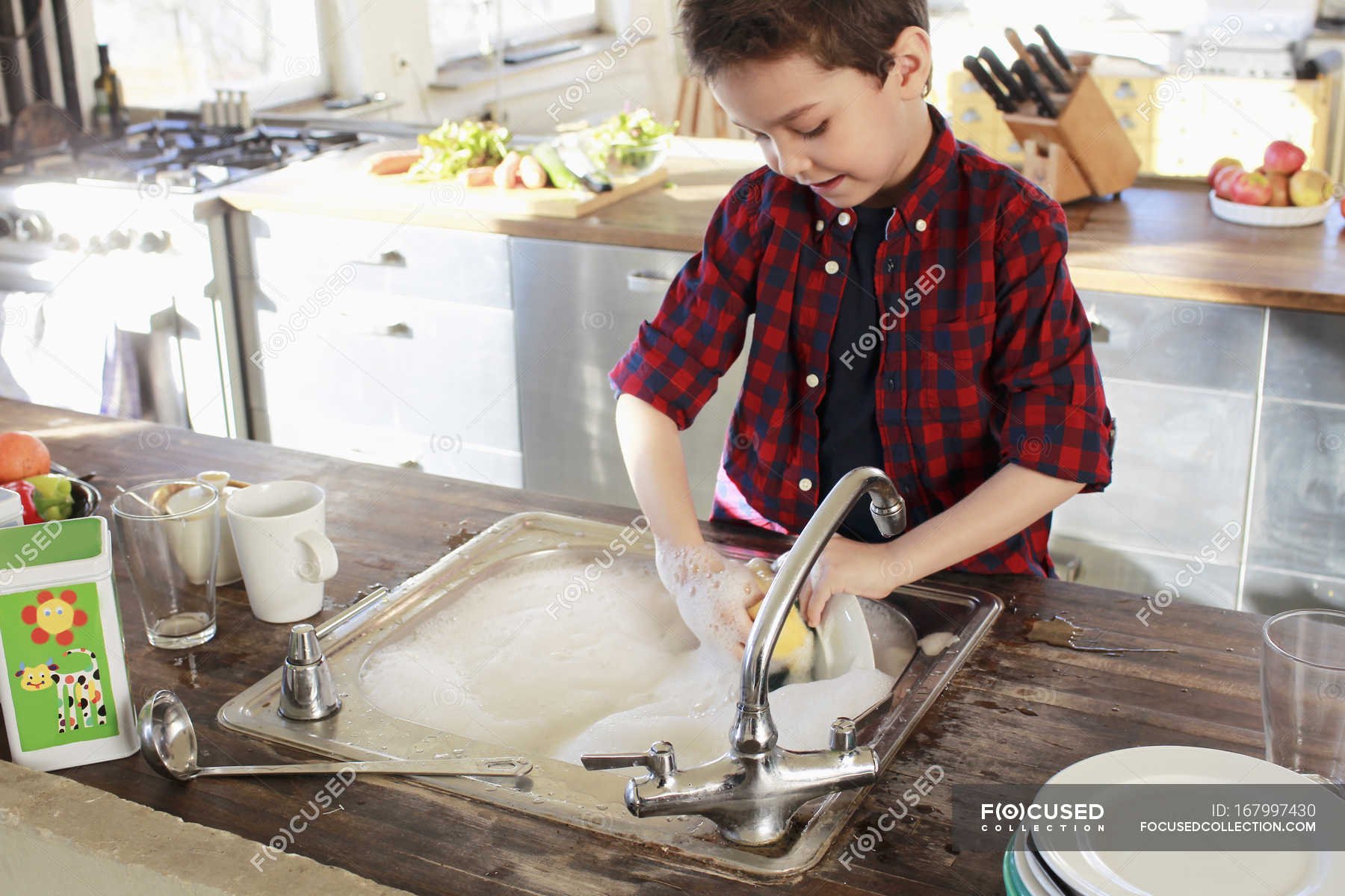 Мальчик моет посуду. Мытье посуды. Посуда для мальчиков. Детская посуда мытье.