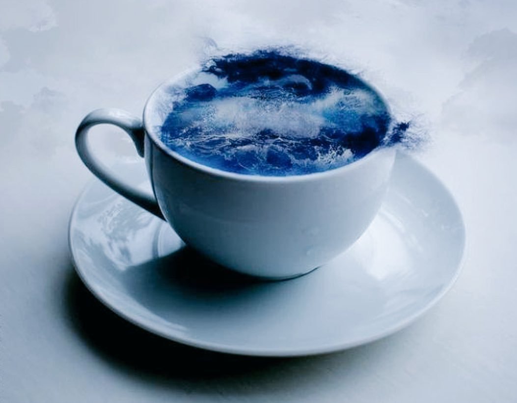 Синий чай в чашке