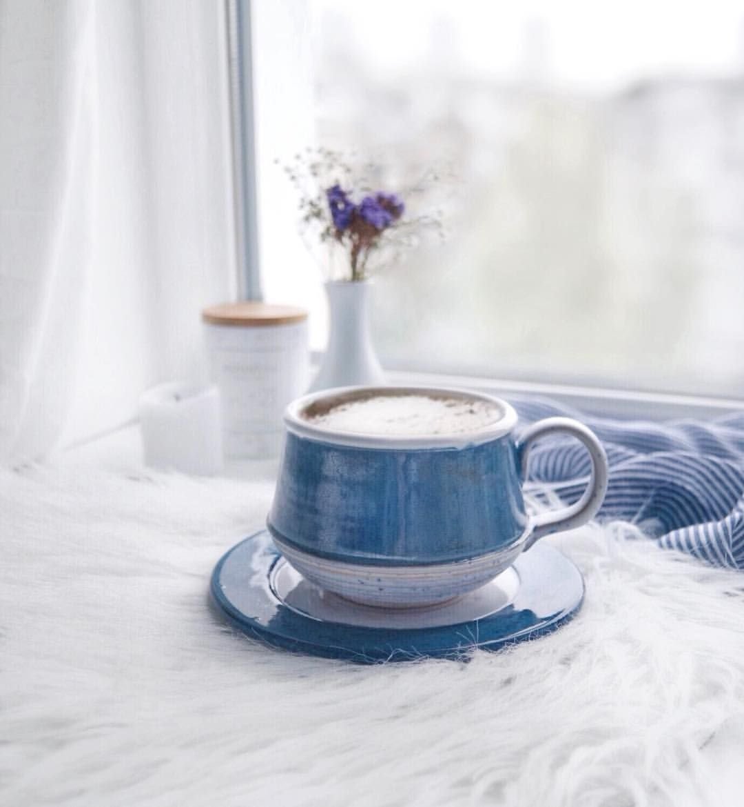 Кофе в голубой чашке