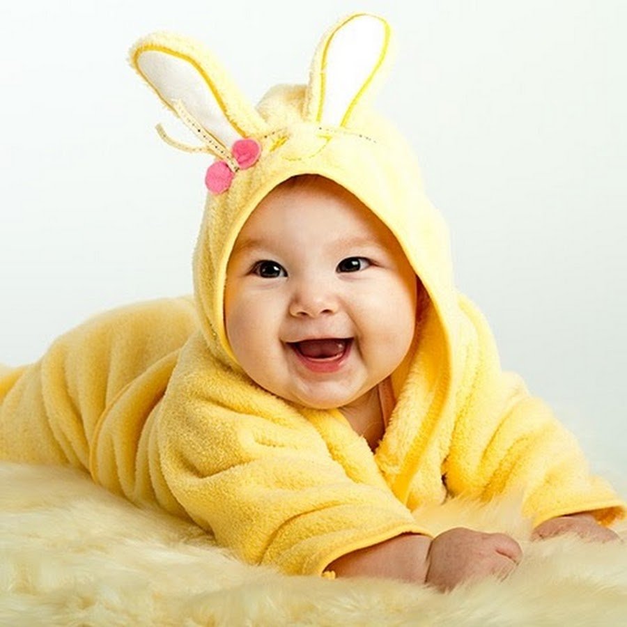 Младенец в желтом