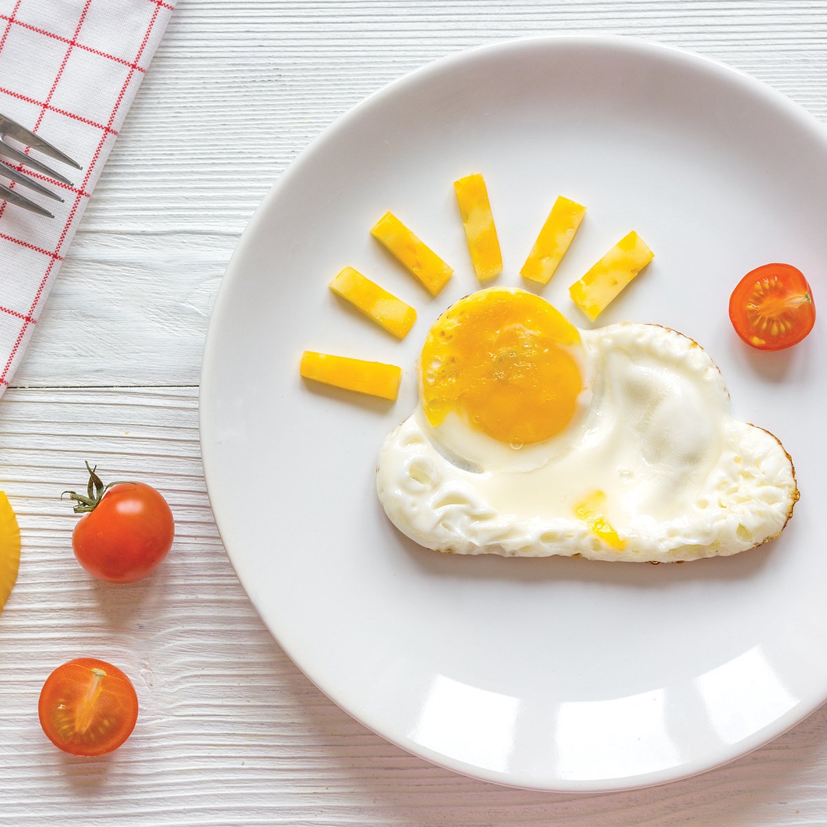 Кот обедает