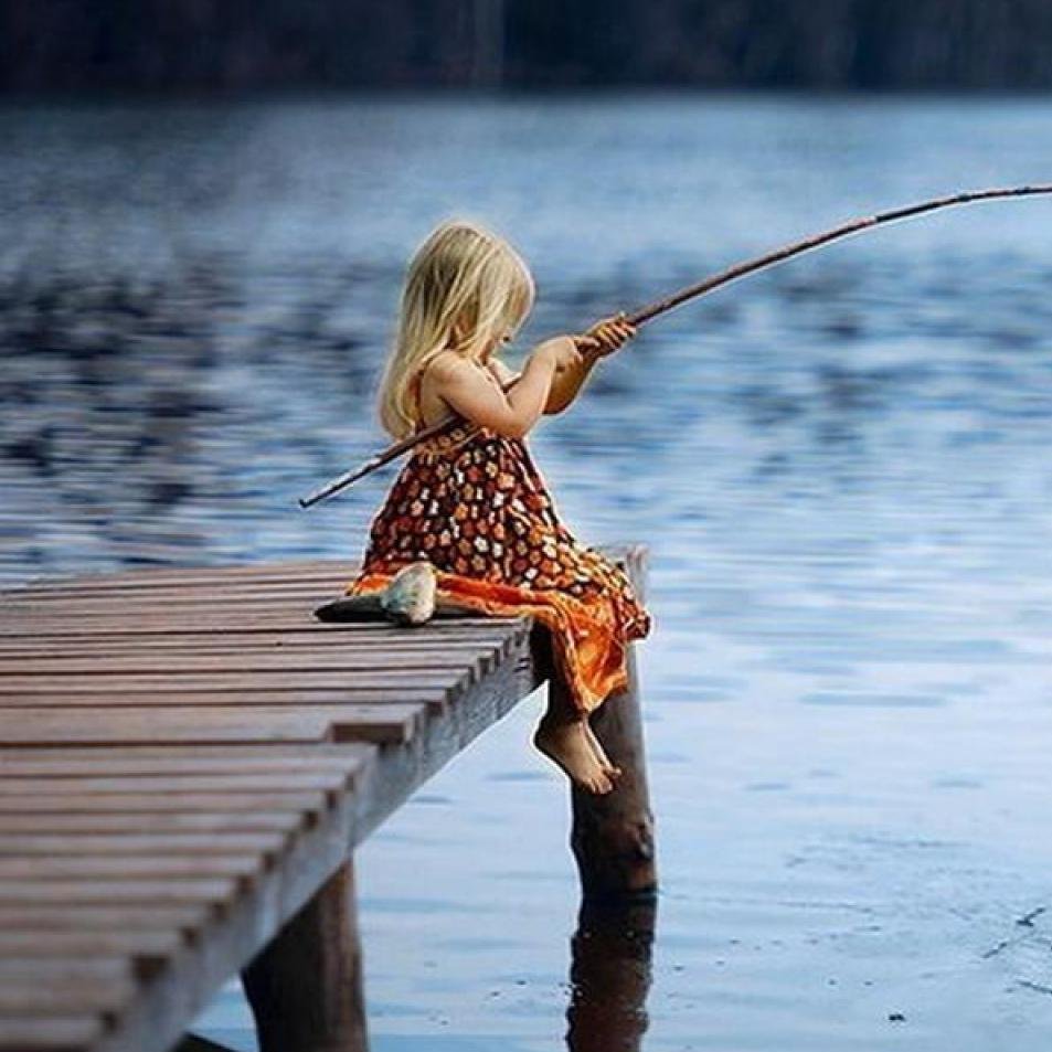 Мальчик с удочкой без фона