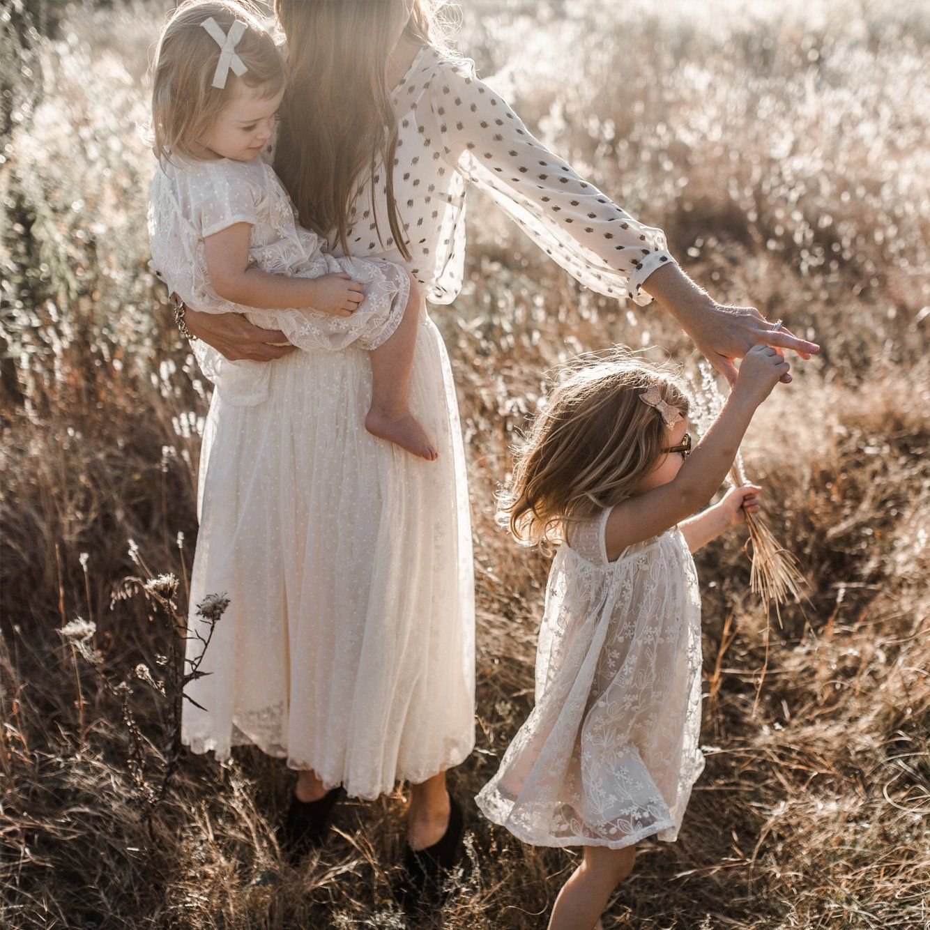 Воспитывает двух дочерей. Мама и дочка. Фотосессия мама и дочь. Фотосессия с двумя дочками. Мама с двумя девочками.