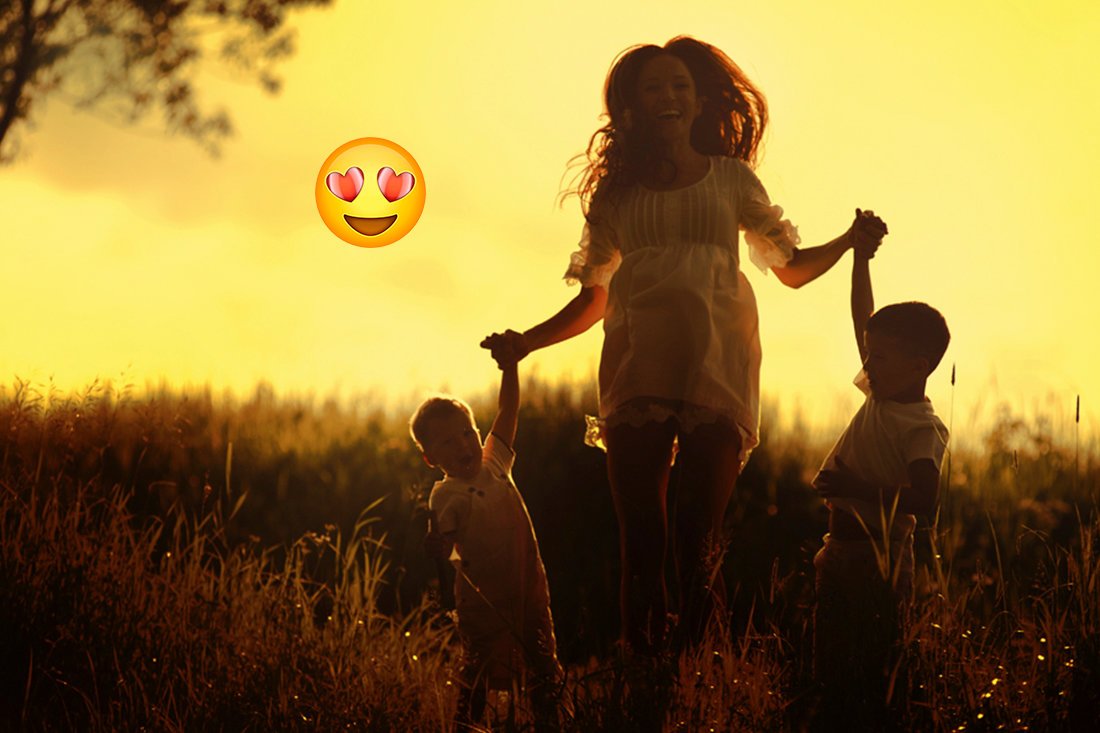 Мама с двумя детьми