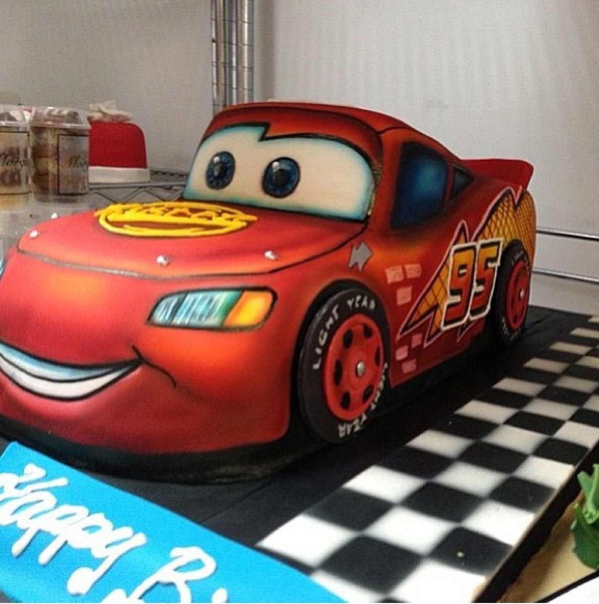 Торт машинка Маккуин кремовый