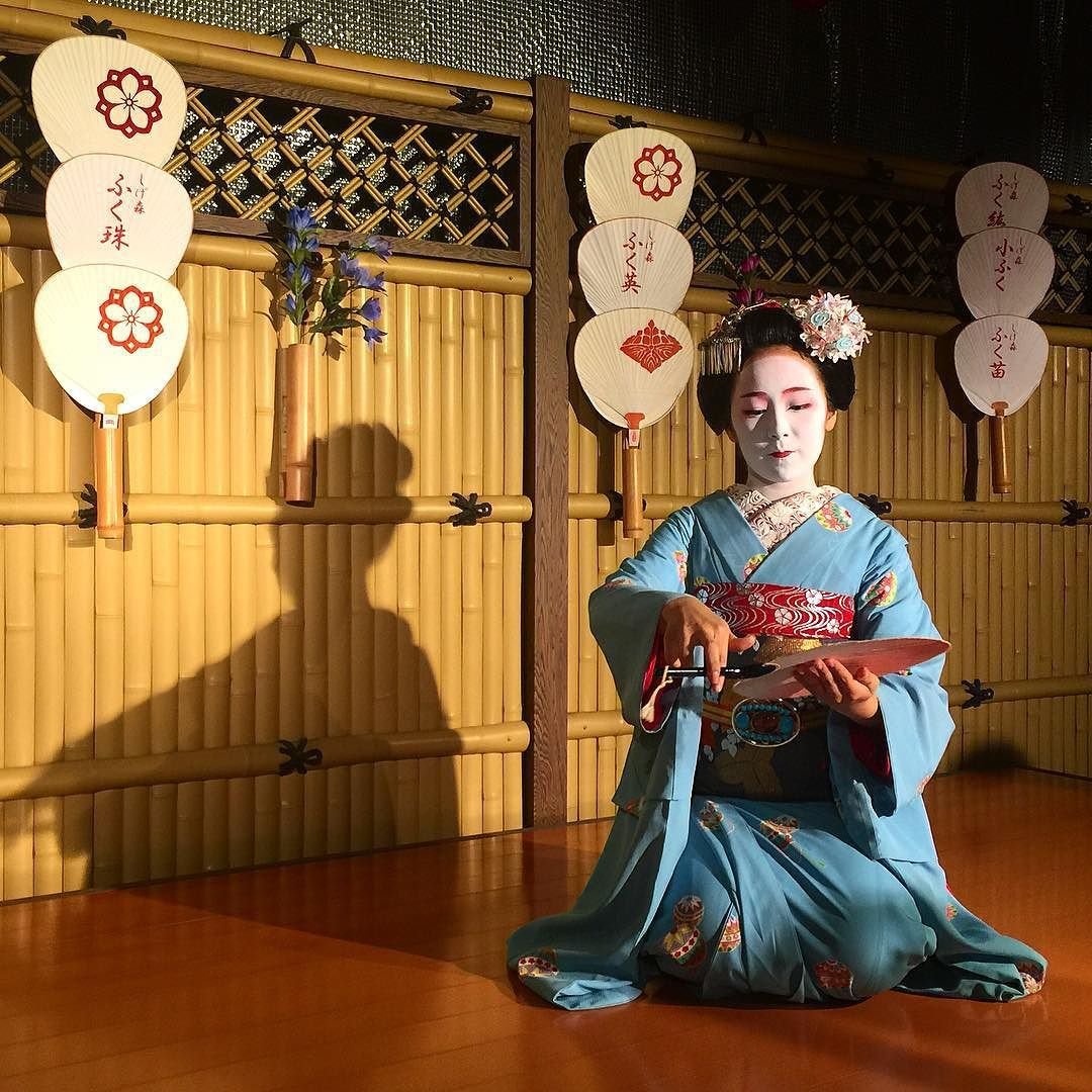 Традиционный японский танец с веерами