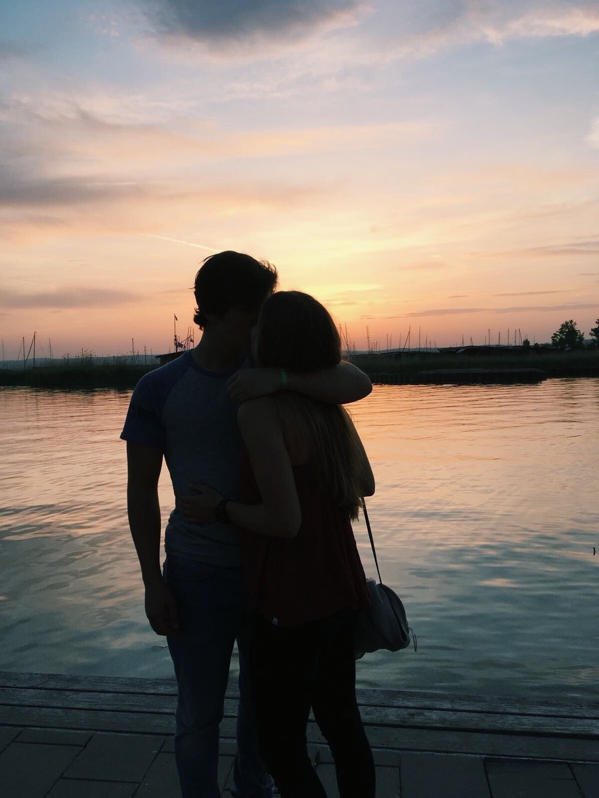 Пара влюбленных без лиц