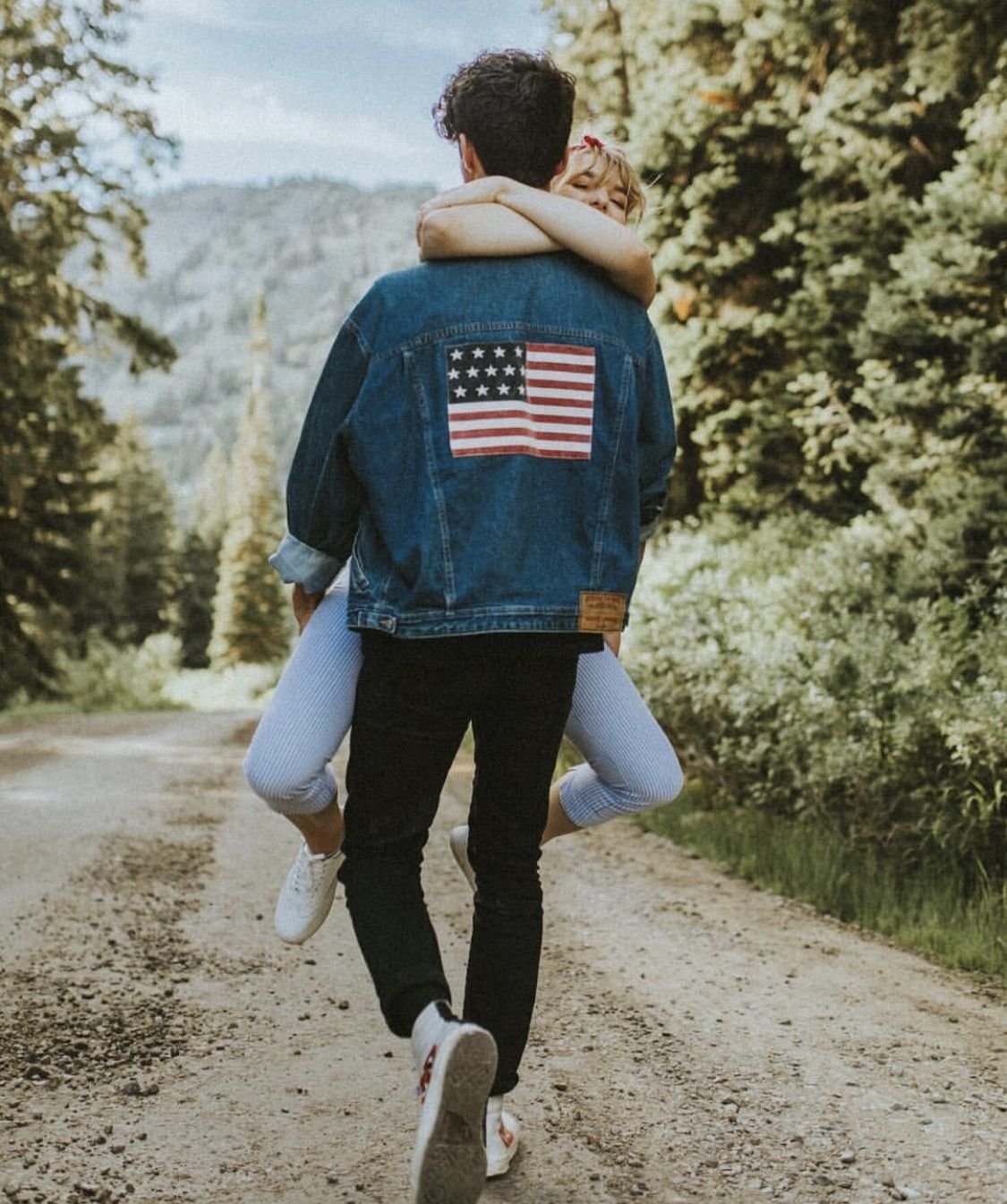 Пары подростков со спины