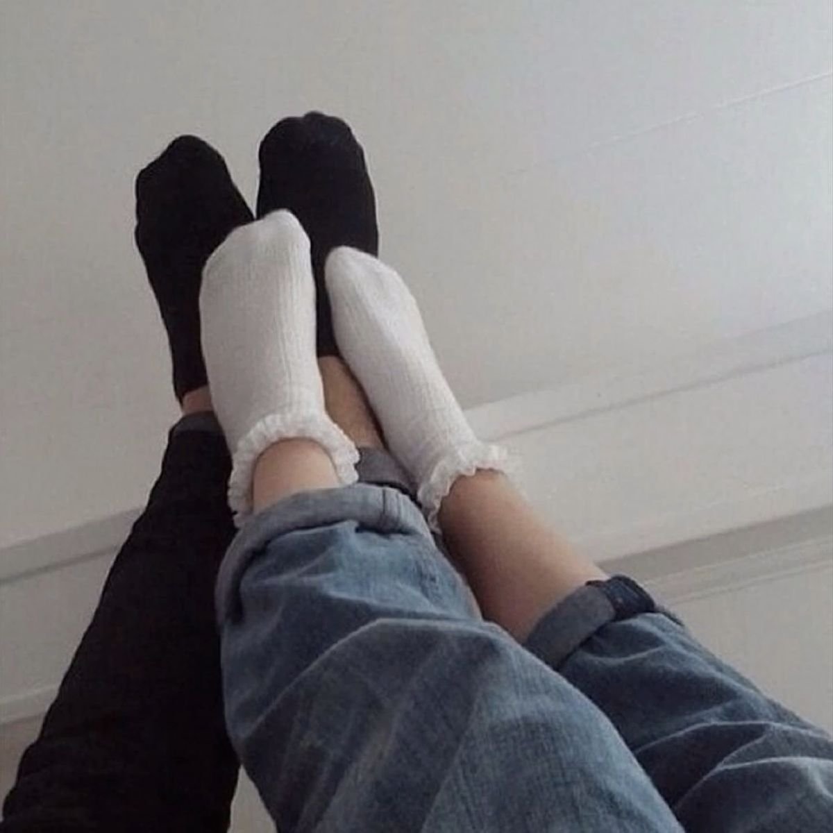 Ноги девушки на парне