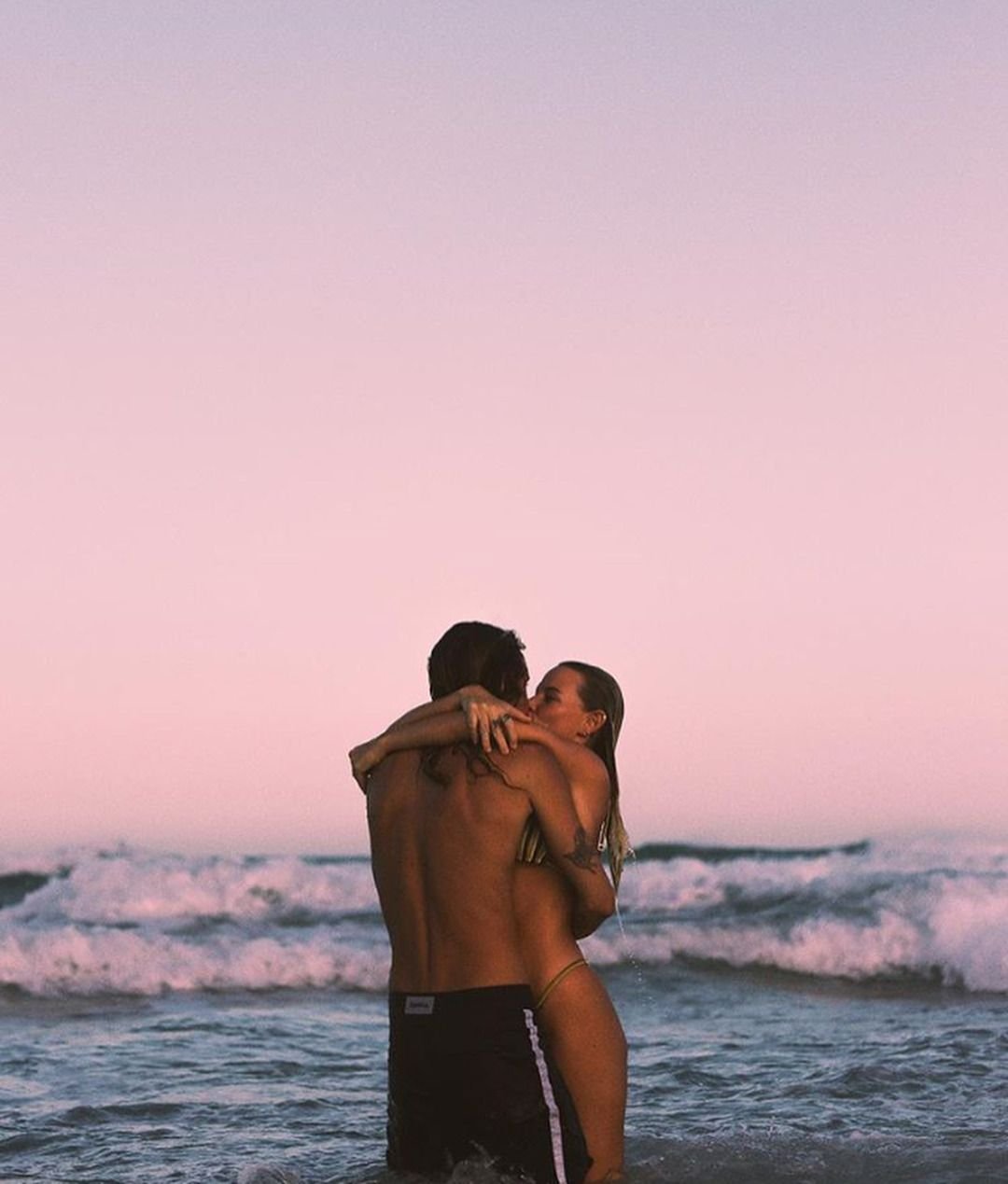 Парень с девушкой на море