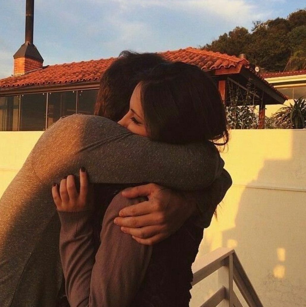 Пара обнимается без лиц