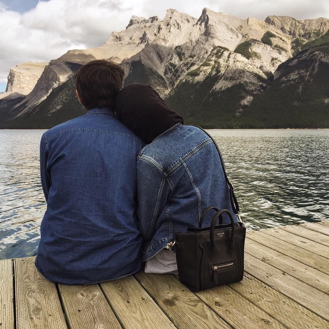 Пары в обнимку со спины