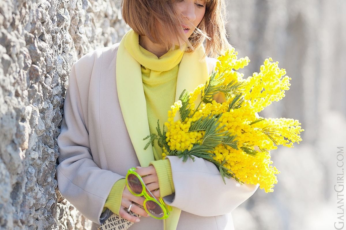 Женская рука с цветком