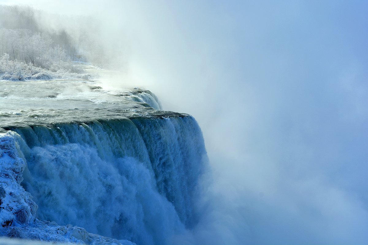 Сандра у водопада