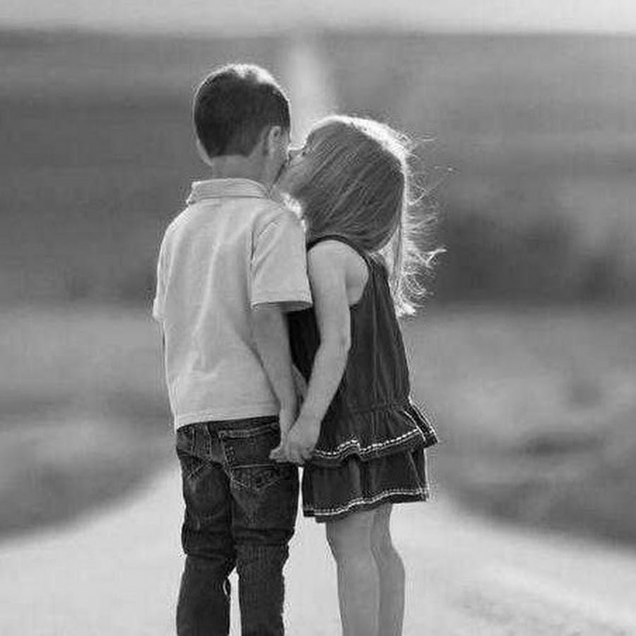 Мальчик обнимает девочку