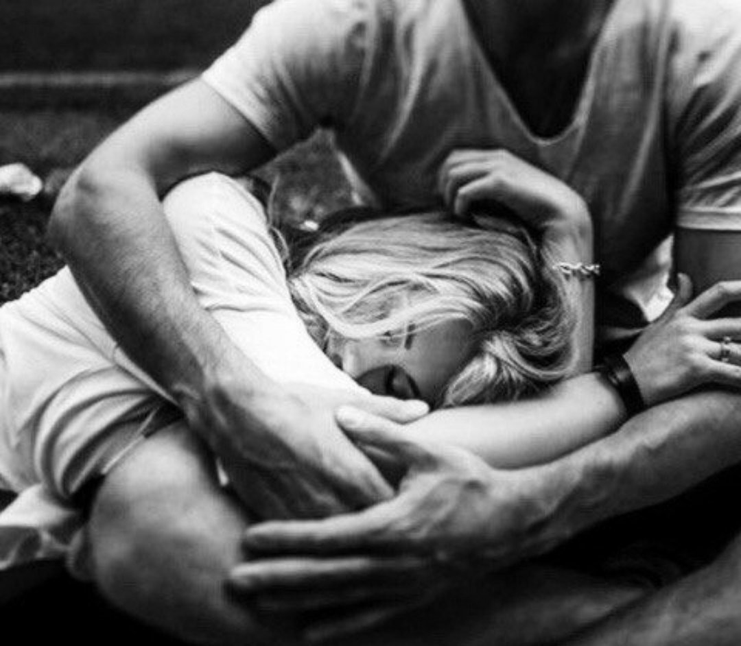 Мужские руки обнимают